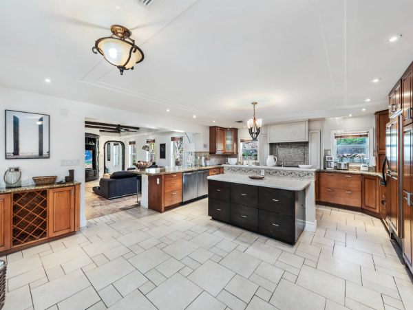 Exclusive Retreat 7 Bedrooms Movie Theater, Pool, Spa, Pool Table & More!