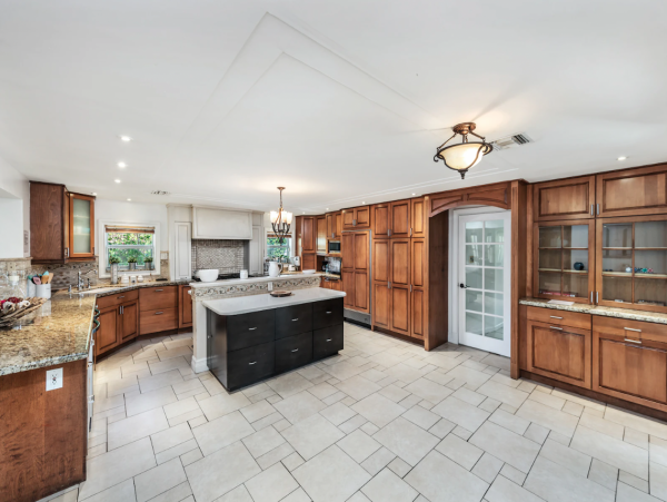 Exclusive Retreat 7 Bedrooms Movie Theater, Pool, Spa, Pool Table & More!