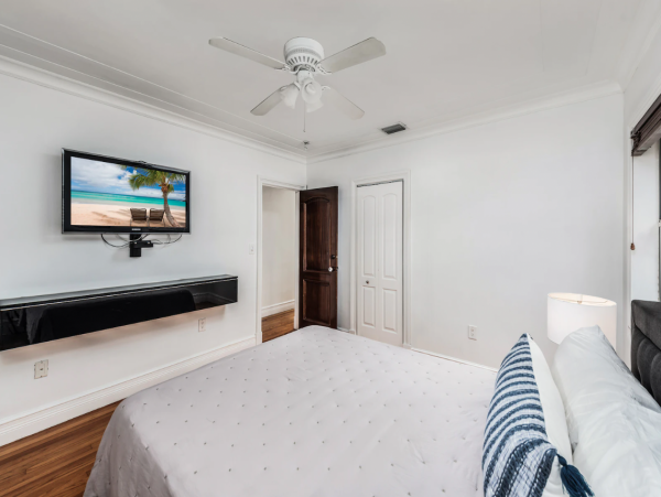 Exclusive Retreat 7 Bedrooms Movie Theater, Pool, Spa, Pool Table & More!