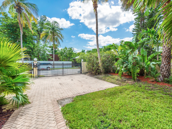 Exclusive Retreat 7 Bedrooms Movie Theater, Pool, Spa, Pool Table & More!