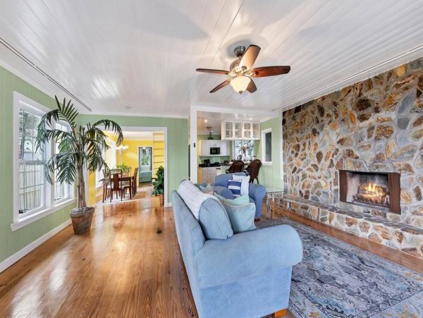 Charming Waterfront Two Bedroom Cottage Close to Everything