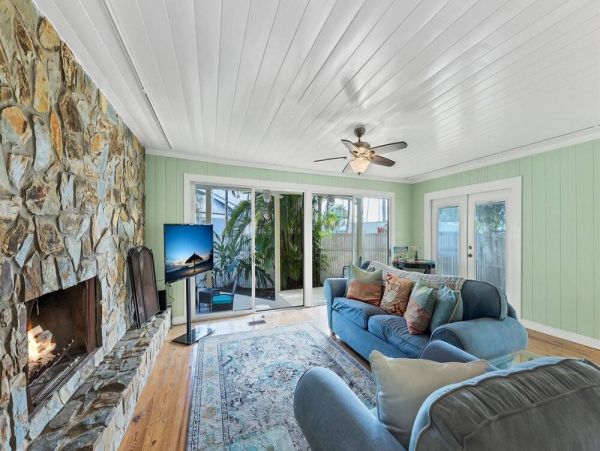 Charming Waterfront Two Bedroom Cottage Close to Everything