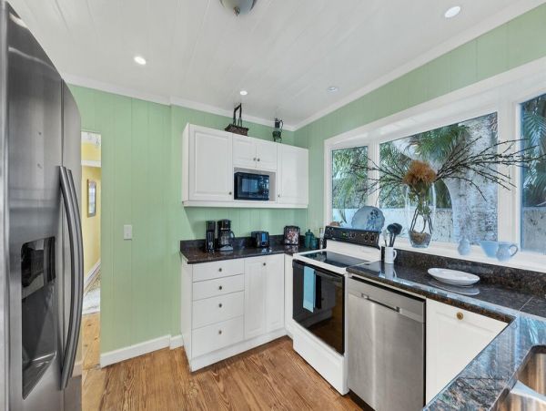 Charming Waterfront Two Bedroom Cottage Close to Everything