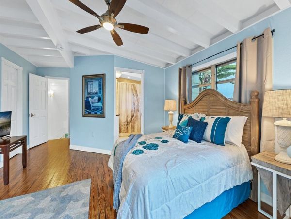 Charming Waterfront Two Bedroom Cottage Close to Everything