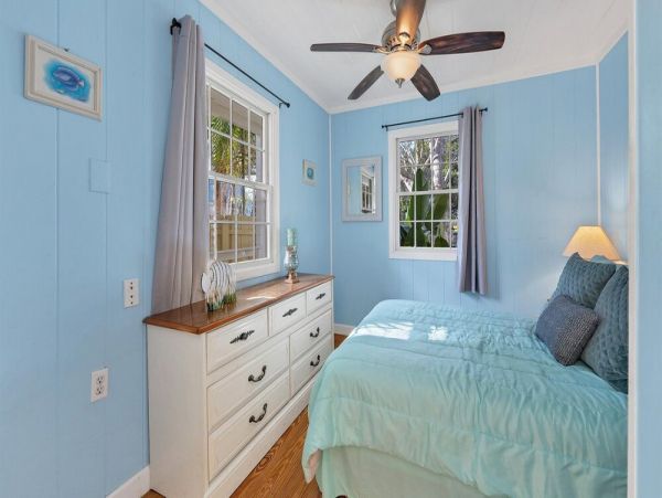 Charming Waterfront Two Bedroom Cottage Close to Everything
