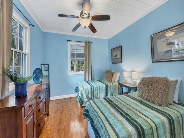 Charming Waterfront Two Bedroom Cottage Close to Everything