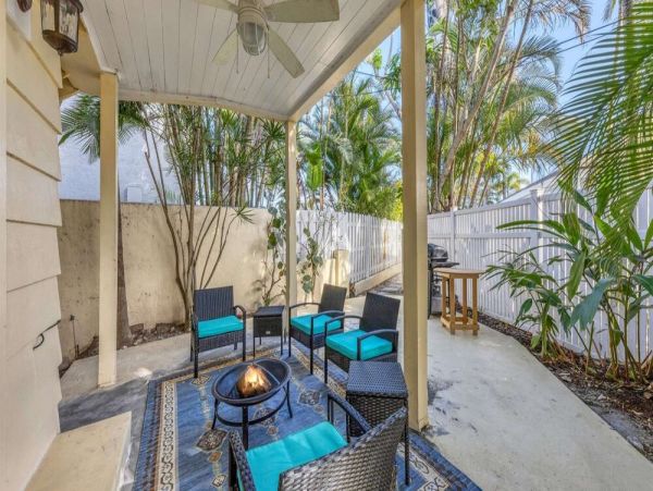 Charming Waterfront Two Bedroom Cottage Close to Everything