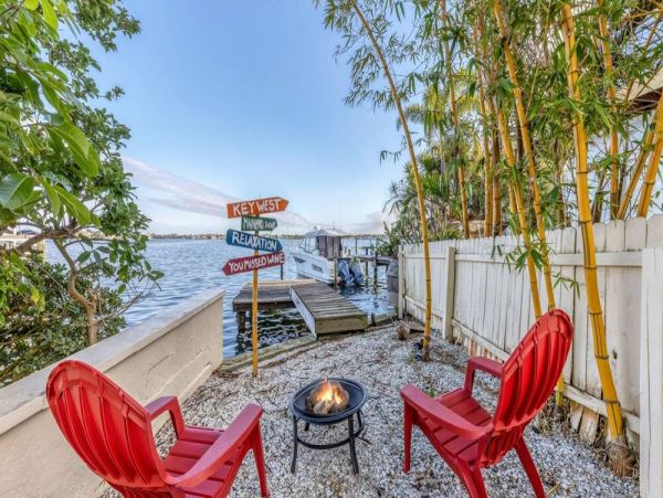 Charming Waterfront Two Bedroom Cottage Close to Everything