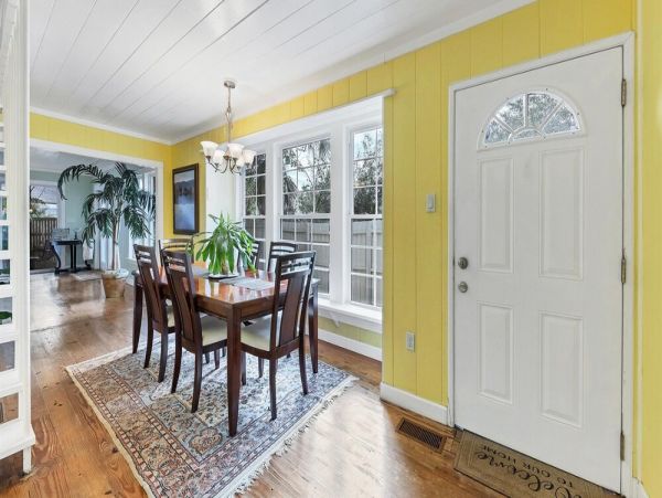 Charming Waterfront Two Bedroom Cottage Close to Everything