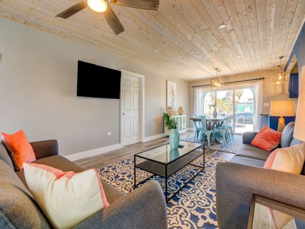 Canalfront Vacation Pool Home in Marathon Sleeps 14 Guests