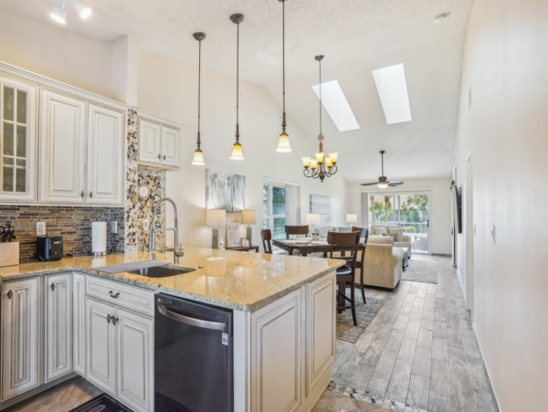 Lovely 2 Bedroom Condo in Treasure Island