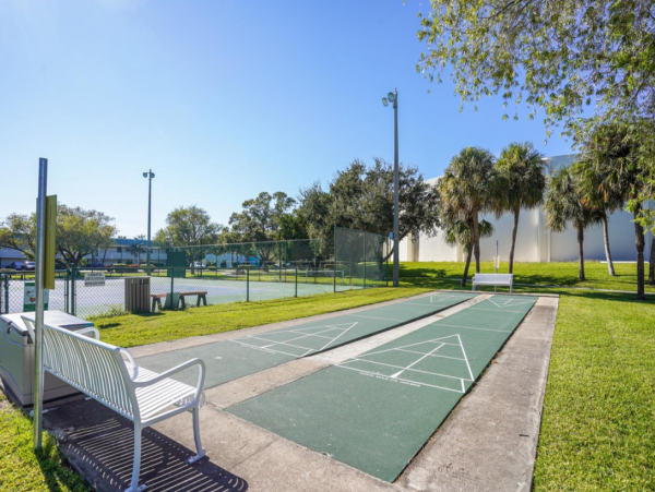 Lovely 2 Bedroom Condo in Treasure Island