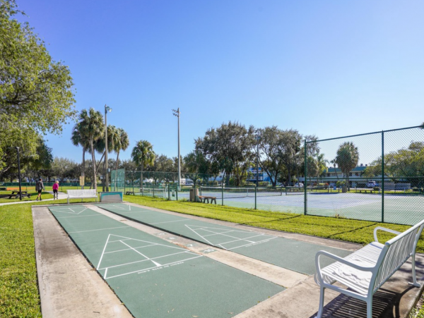 Lovely 2 Bedroom Condo in Treasure Island
