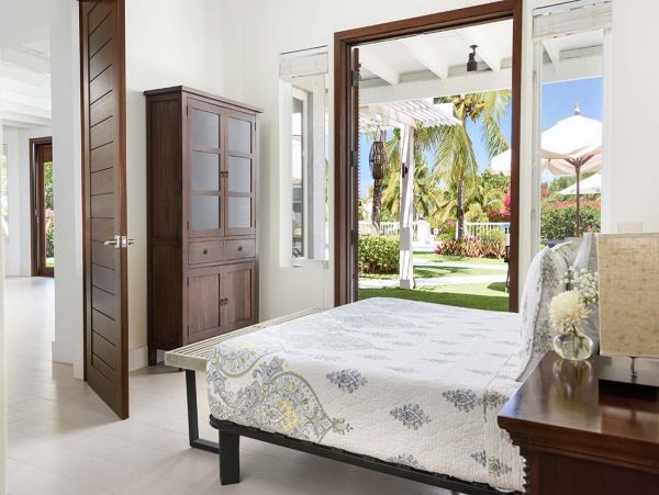 Attractive 5 Bedroom Villa with Individual Guest House