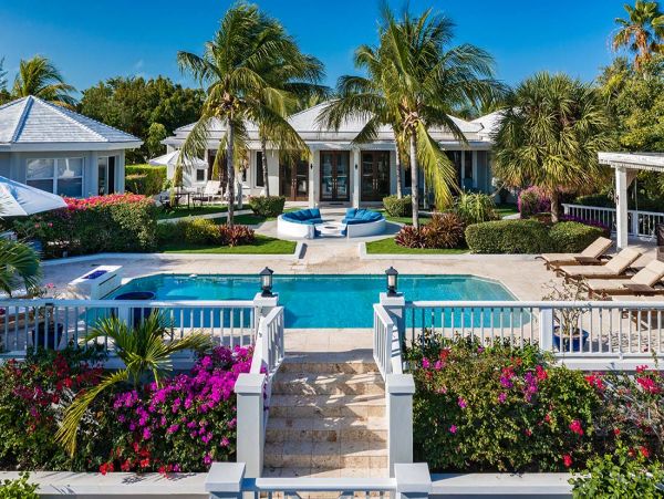 Attractive 5 Bedroom Villa with Individual Guest House