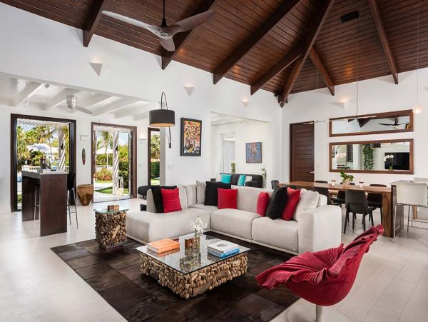 Attractive 5 Bedroom Villa with Individual Guest House