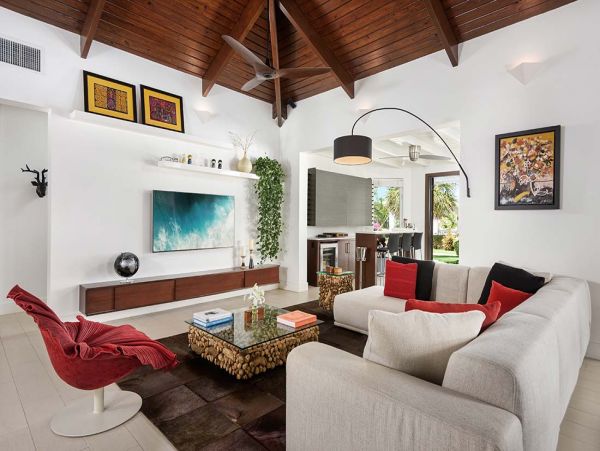 Attractive 5 Bedroom Villa with Individual Guest House