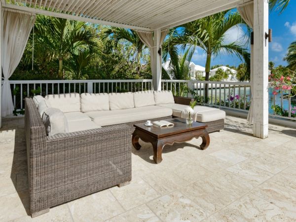 Attractive 5 Bedroom Villa with Individual Guest House