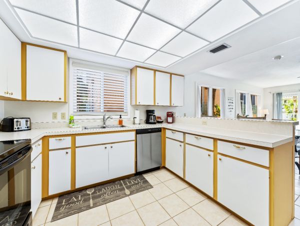 Just a Short Walk to Beach 3 Bedroom Vacation Rental Sleeps 8 Guests