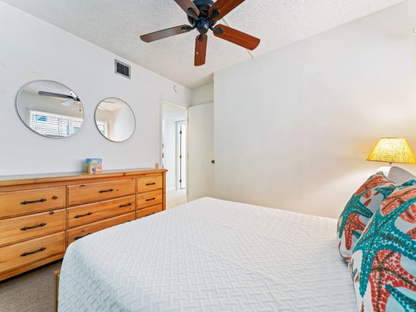 Just a Short Walk to Beach 3 Bedroom Vacation Rental Sleeps 8 Guests