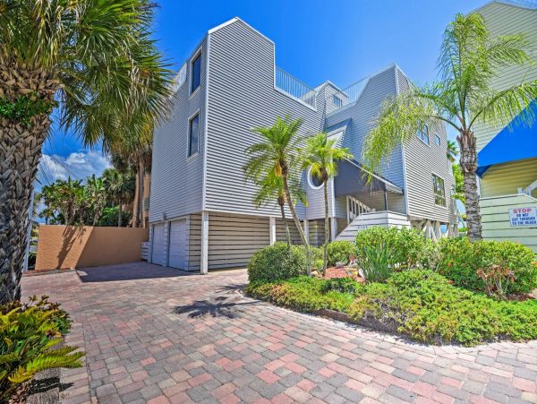 Just a Short Walk to Beach 3 Bedroom Vacation Rental Sleeps 8 Guests