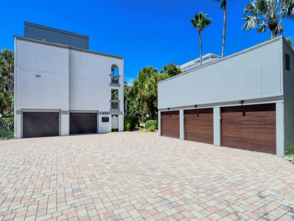 Beachfront Three Bedroom Condo Sleeps Eight Guests