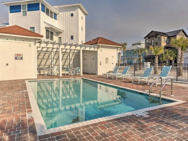 Stunning Three bedroom Beach Home Wonderful Views of the Water