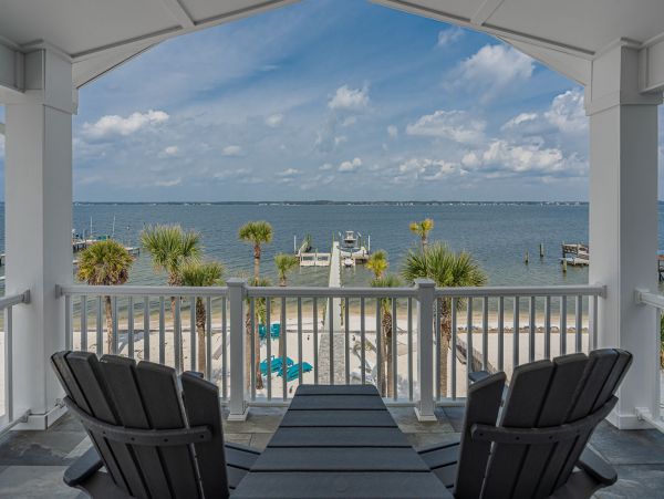 Wonderful Beach House with Water View and 5 Bedrooms