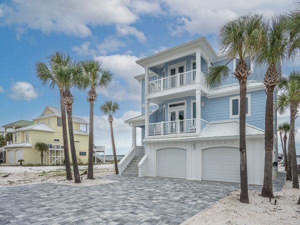 Wonderful Beach House with Water View and 5 Bedrooms