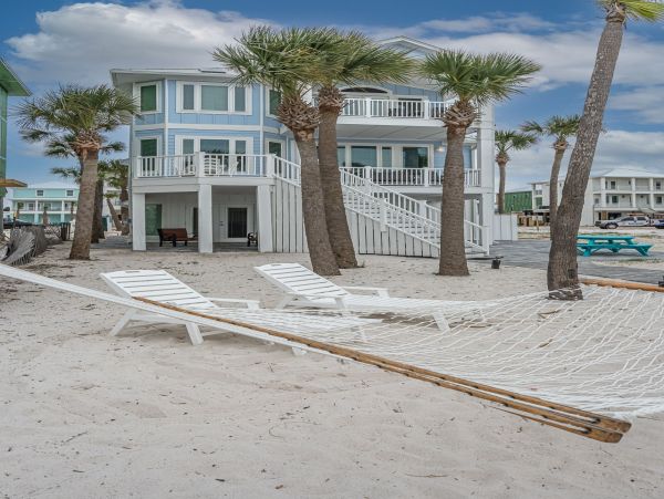 Wonderful Beach House with Water View and 5 Bedrooms