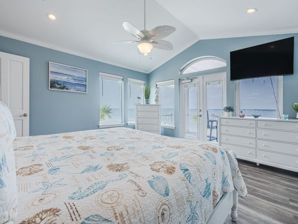 Wonderful Beach House with Water View and 5 Bedrooms
