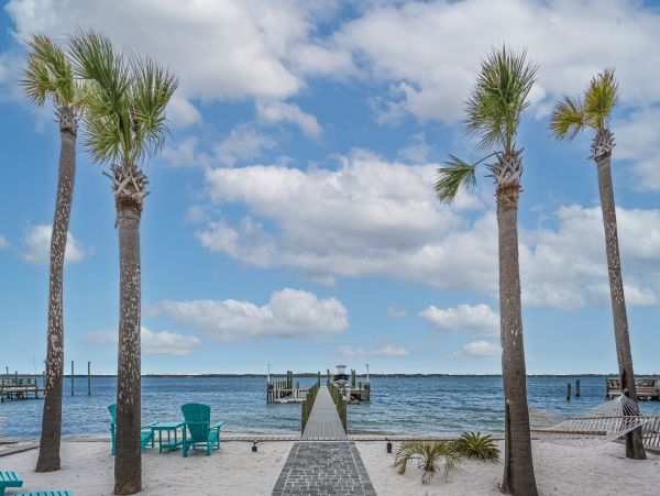 Wonderful Beach House with Water View and 5 Bedrooms