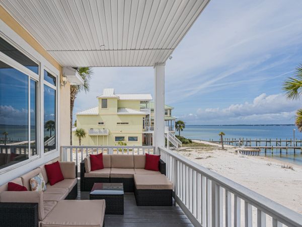 Wonderful Beach House with Water View and 5 Bedrooms