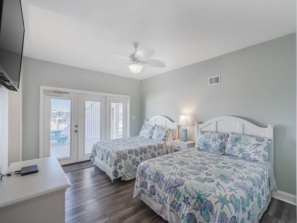 Wonderful Beach House with Water View and 5 Bedrooms