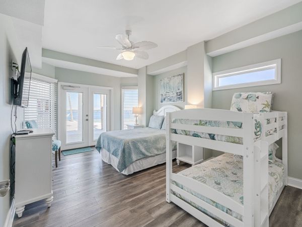 Wonderful Beach House with Water View and 5 Bedrooms