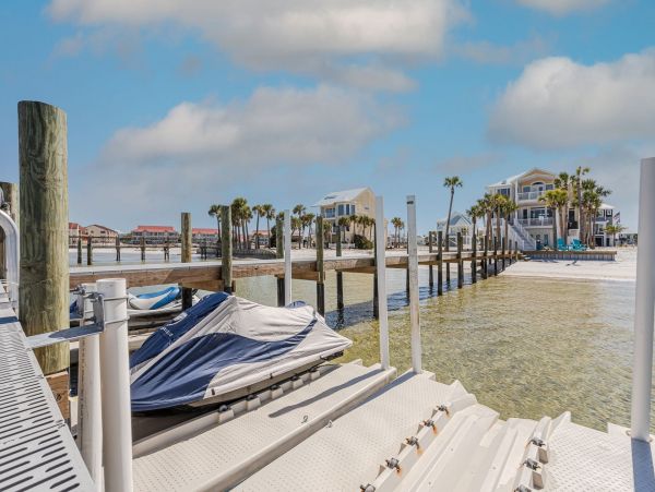 Wonderful Beach House with Water View and 5 Bedrooms