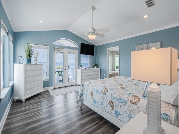 Wonderful Beach House with Water View and 5 Bedrooms