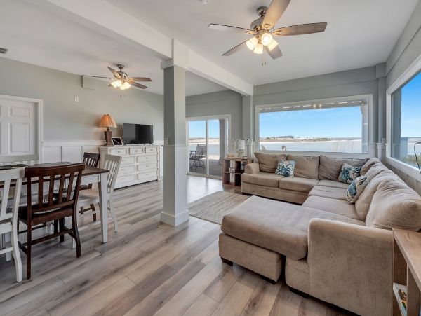 Stunning Navarre Beach Waterfront Home for Large Groups