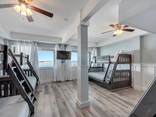 Stunning Navarre Beach Waterfront Home for Large Groups