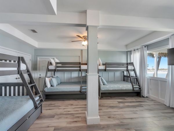 Stunning Navarre Beach Waterfront Home for Large Groups