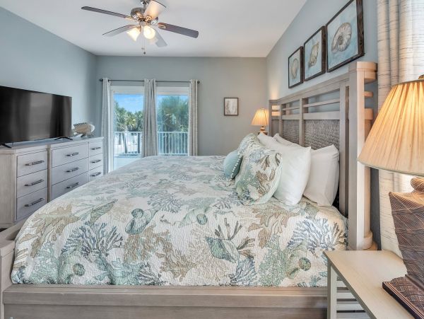 Stunning Navarre Beach Waterfront Home for Large Groups