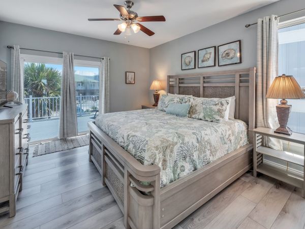 Stunning Navarre Beach Waterfront Home for Large Groups