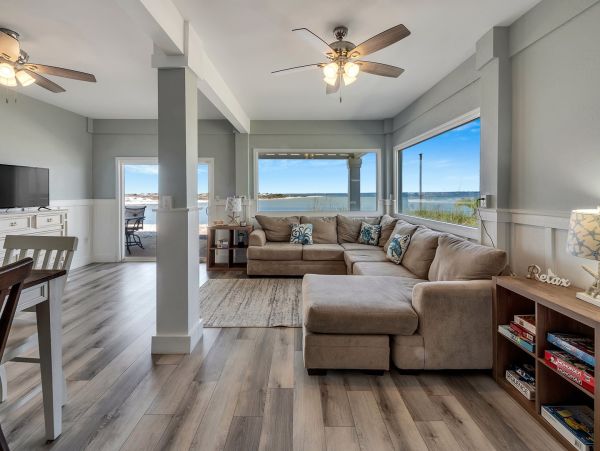 Stunning Navarre Beach Waterfront Home for Large Groups
