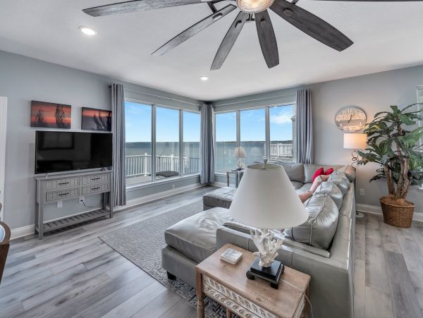 Stunning Navarre Beach Waterfront Home for Large Groups