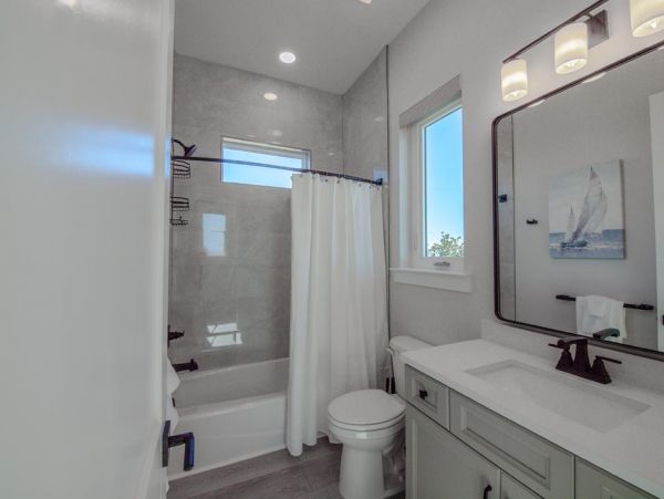 Luxury Gulf Coast Vacation Rental 7-Bedroom Beachfront Estate with Pool