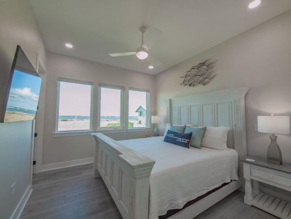 Luxury Gulf Coast Vacation Rental 7-Bedroom Beachfront Estate with Pool