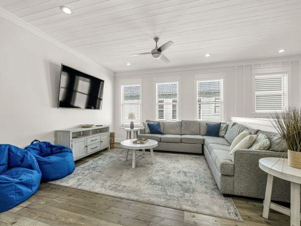 Destin Retreat 8 BR with Private Pool Short Walk to Beach