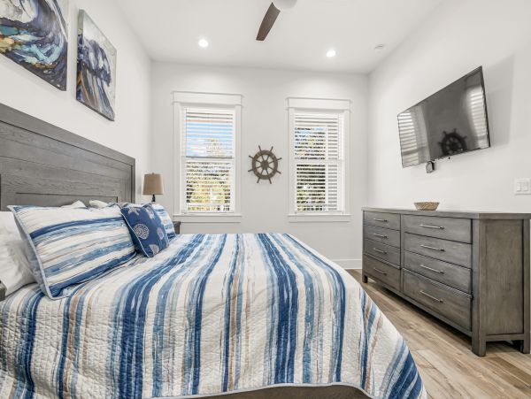 Destin Retreat 8 BR with Private Pool Short Walk to Beach