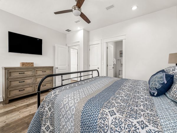 Destin Retreat 8 BR with Private Pool Short Walk to Beach