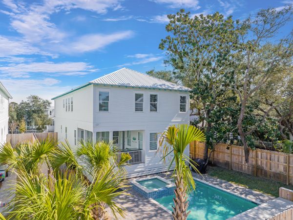 Destin Retreat 8 BR with Private Pool Short Walk to Beach